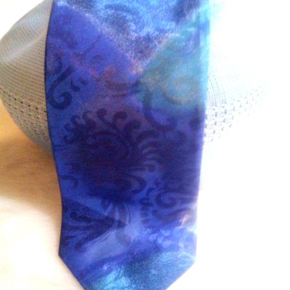 VINTAGE MAGNUM TIE PURPLE GREENS BLUES  LIKE NEW